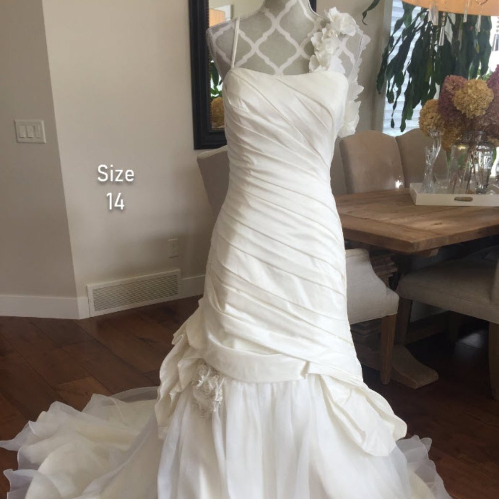 One shoulder Flower Wedding Gown